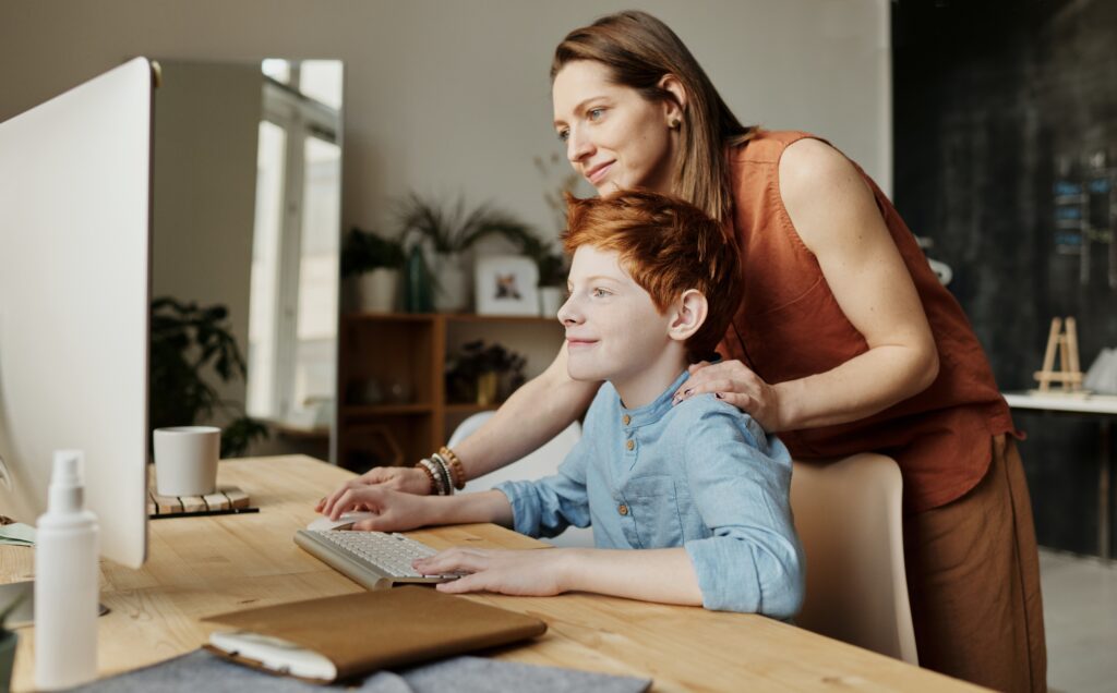 ¿Cómo ayudar a mi hijo en la educación virtual desde casa?
